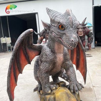 Dragone animatronico realistico con ali articolate e dettagli luminosi su scala per mostre coinvolgenti