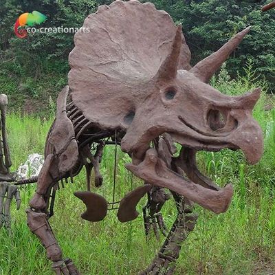 Scheletro del triceratopo del dinosauro della decorazione della strada