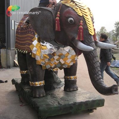 Un buon prezzo. I bambini su ordine dell'elefante di Animatronics del CE guidano l'attrezzatura interattiva in linea