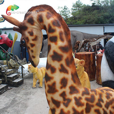 Accensione del colore di simulazione della giraffa della vetroresina del parco a tema