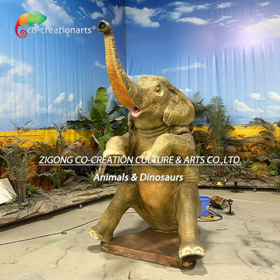 Statua realistica di elefante africano animatronico che spruzza acqua in un ambiente safari