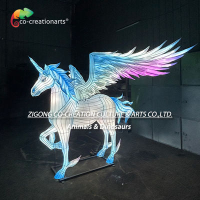 Scultura di unicorno alato etereo brillante.