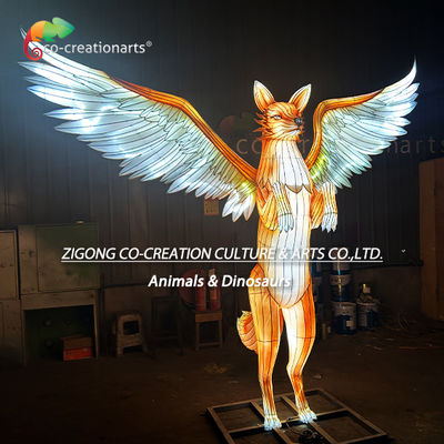Grande lanterna a forma di volpe in piedi illuminata con ali radiose - Lanterne a forma di animali per festival