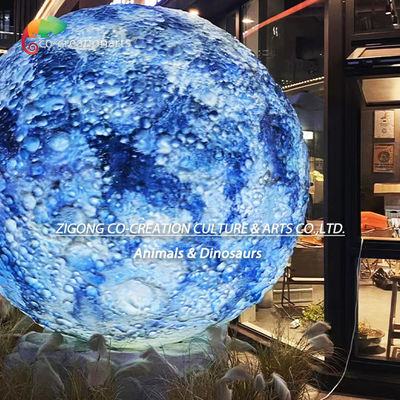 Scultura Lunare Eterea: Statua Lunare con Texture a Cratere in Sfumatura Blu Onirica​