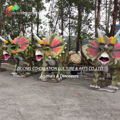 Realistic Animatronic Triceratops Trio: Frills vibranti e movimento ruggente in ambiente naturale