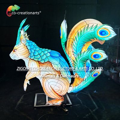 Un buon prezzo. Lanterna gigante illuminata con una scultura di scoiattolo e una coda di piume di pavone in linea