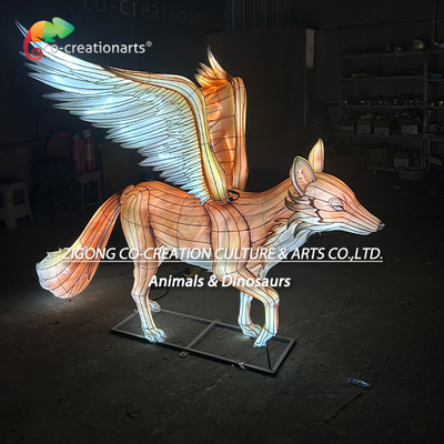 Un buon prezzo. Grande scultura a forma di volpe luminosa, lanterna con ali piumate turchesi e bianche​ in linea